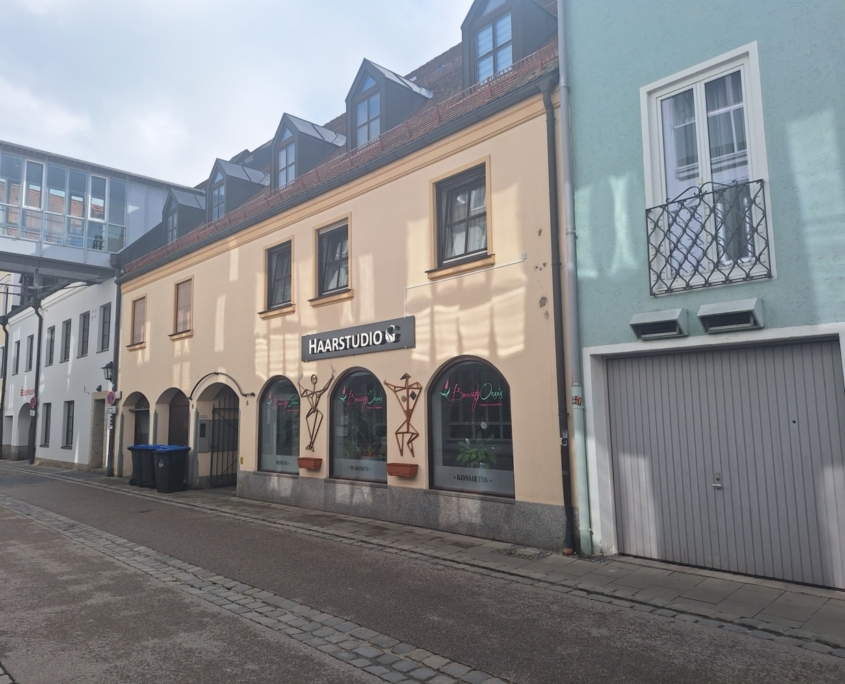 Dachwohnung mit drei Zimmern und Balkon in Weilheim