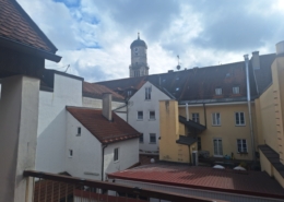 Blick auf den Innenhof, Balkon teilweise überdacht