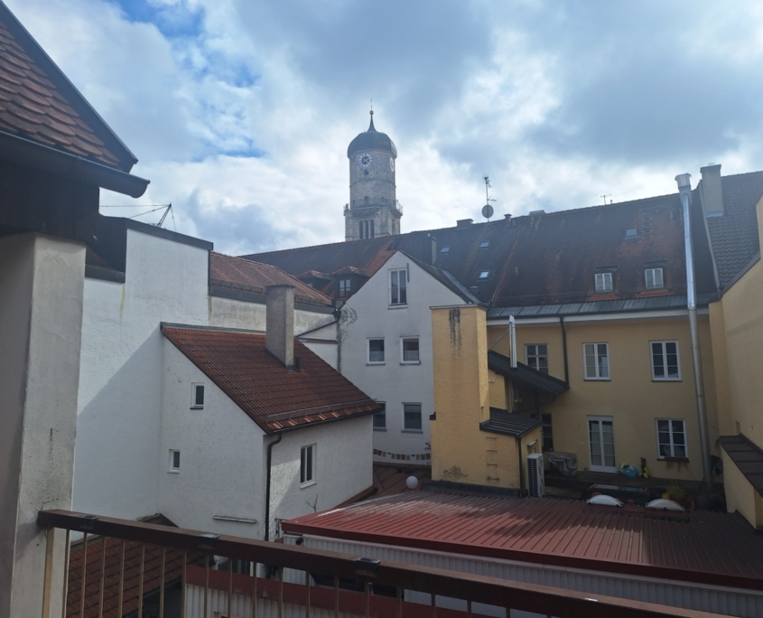 Blick auf den Innenhof, Balkon teilweise überdacht