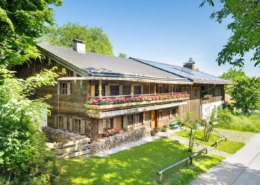 Aussenansicht historischer Hof Bauernhaus-Hälfte mit historischem Flair