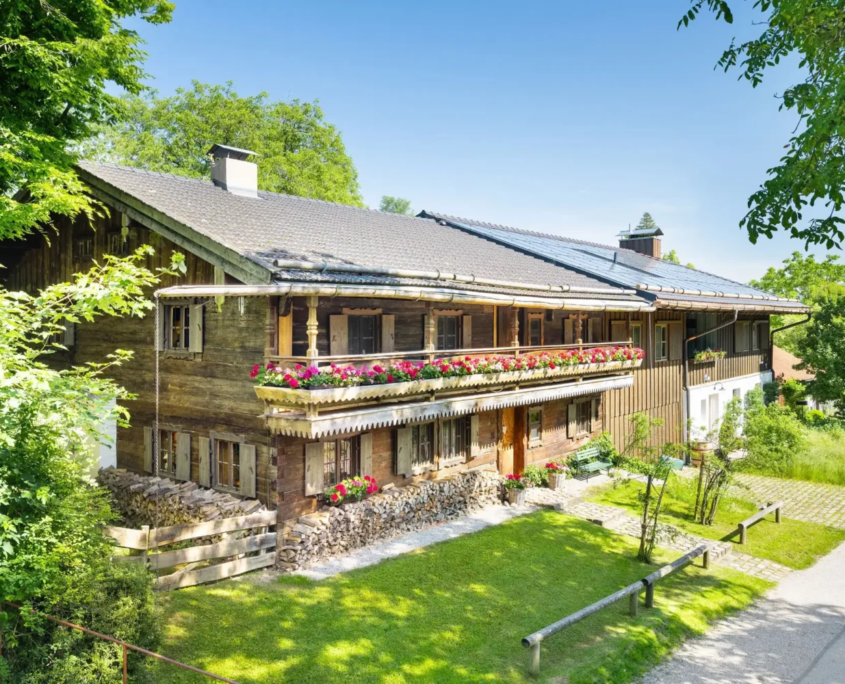Aussenansicht historischer Hof Bauernhaus-Hälfte mit historischem Flair