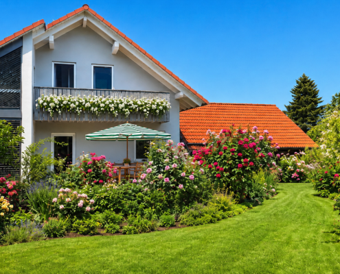 Ansicht Süd Einfamilienhaus in Hagenheim mit Doppelgarage und Garten