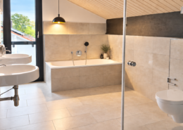 Bad mit Wanne, Dusche, zwei Waschbecken, Spiegel, WC